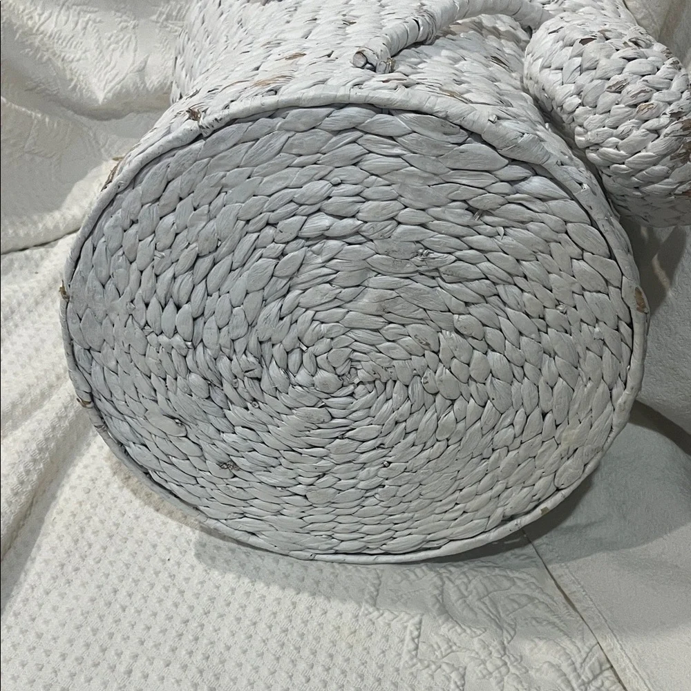 White Woven Elephant‎ Basket